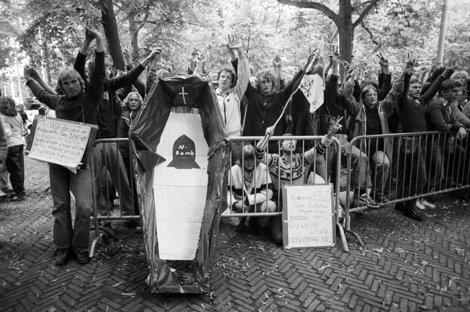 Demonstranten met doodskist. Demonstrant verkleed als de dood, Bestanddeelnr 931-6215