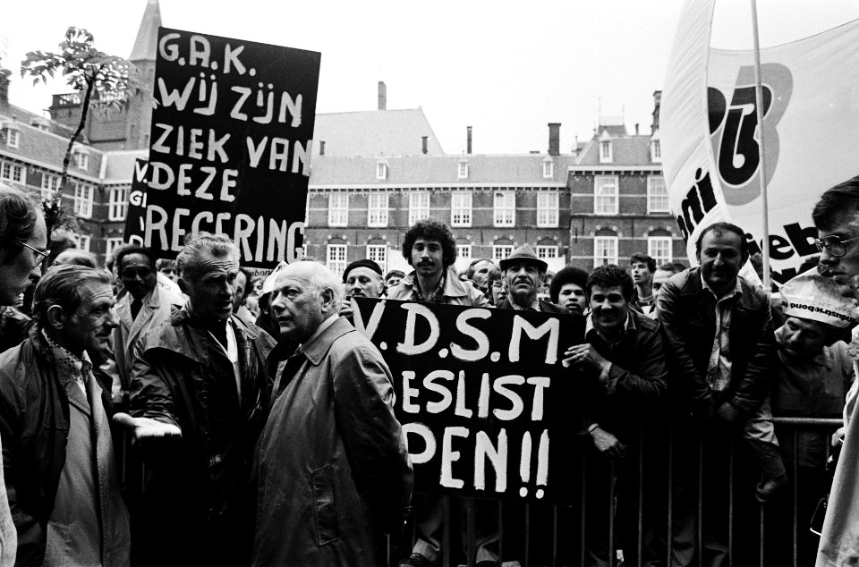 Demonstranten met borden PvdA fractievoorzitter den Uyl. Op de borden staat o.a, Bestanddeelnr 930-3133