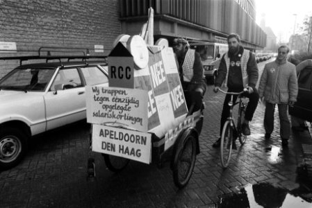 Demonstranten met een protest bakfiets met affiches, Bestanddeelnr 932-7751