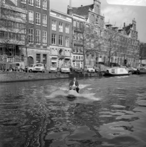 Demonstratie met waterscooter in gracht, Amsterdam, Bestanddeelnr 923-3988
