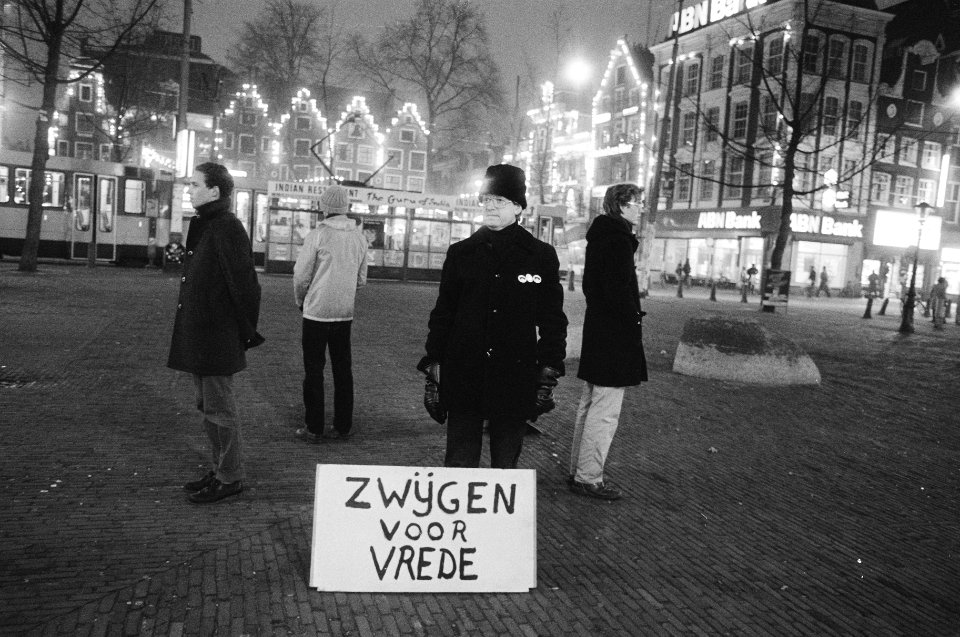Demonstranten met een bord Zwijgen voor vrede, Bestanddeelnr 932-4489