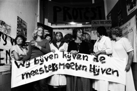 Demonstratie met spandoeken, o.a. Wij blijven kijven - de meesters moeten blijv, Bestanddeelnr 930-3117