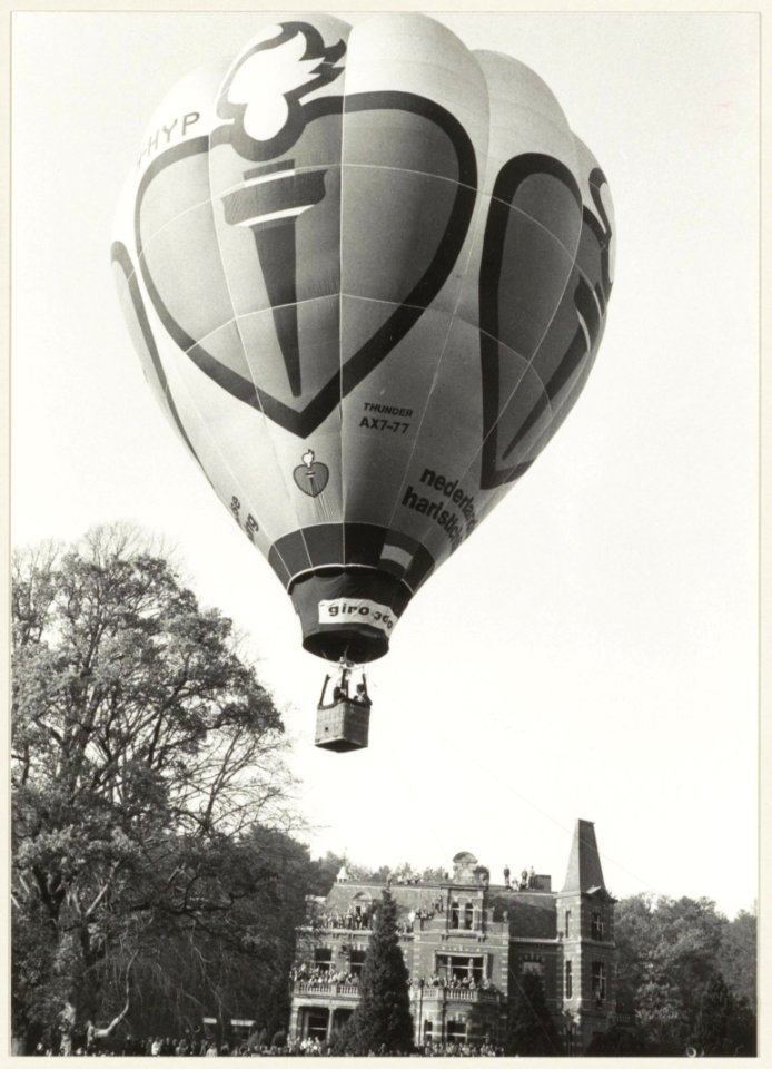 Demonstratie hete luchtballon t.g.v. het 35-jarig bestaan van C.I.O.S. aan de Duinlustweg. NL-HlmNHA 54014478