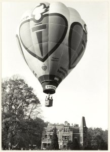 Demonstratie hete luchtballon t.g.v. het 35-jarig bestaan van C.I.O.S. aan de Duinlustweg. NL-HlmNHA 54014478