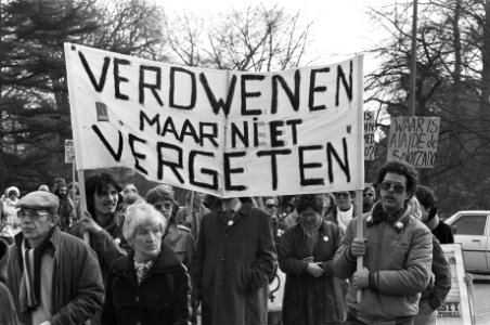 Demonstratie in Hilversum tegen verdwijningen. De dem. met spandoek Verdwenen m, Bestanddeelnr 932-0535