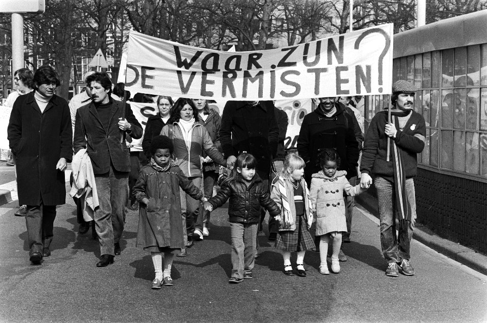 Demonstratie in Den Haag tegen het bewind in Argentinie Demonstratie onderweg me, Bestanddeelnr 932-0646