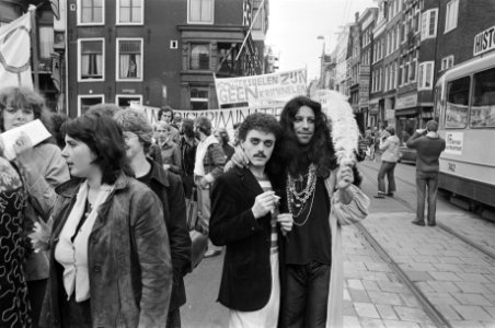Demonstratie homosexuelen in Amsterdam tegen heksenjacht homo's in VS twee dem, Bestanddeelnr 929-2415