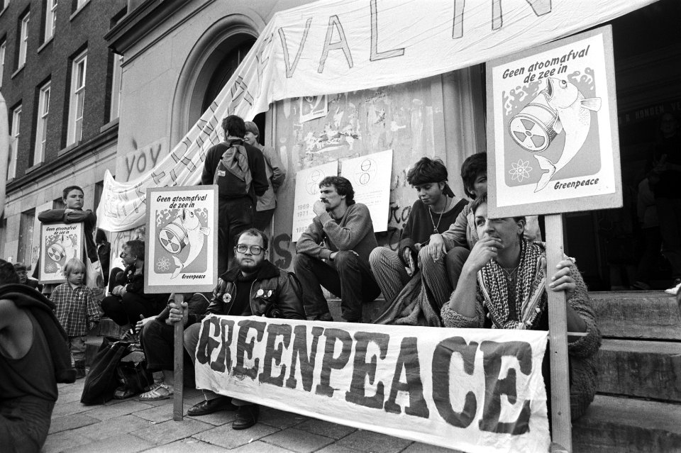 Demonstratie Greenpeace tegen dumpen kernafval (voor Justitie, Amsterdam) demon, Bestanddeelnr 932-2929