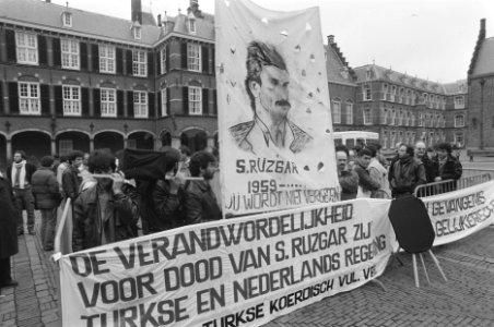 Demonstratie op Binnenhof n.a.v. zelfmoord asielzoeker Ruzgar (uit Turkije), Bestanddeelnr 934-2135
