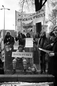 Demonstratie in Den Haag voor Russische schrijver Boekovsky, Bestanddeelnr 925-3726