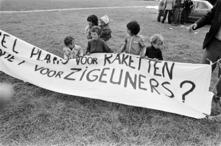 Demonstratie in Den Haag voor de zigeuners kinderen me spandoek, Bestanddeelnr 931-5993