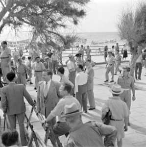 Demonstratie met spandoeken van gedemobiliseerde militairen in 1949 voor het ge…, Bestanddeelnr 255-1345