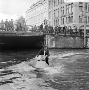 Demonstratie met waterscooter in gracht, Amsterdam, Bestanddeelnr 923-3993