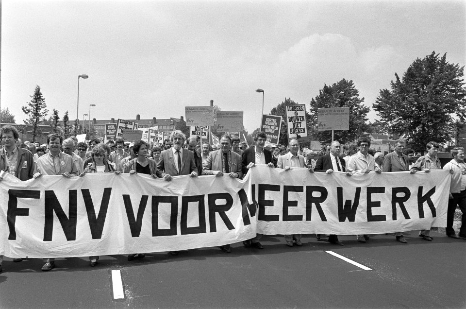 Demonstratie met de tekst FNV voor meer werk, Bestanddeelnr 932-6186