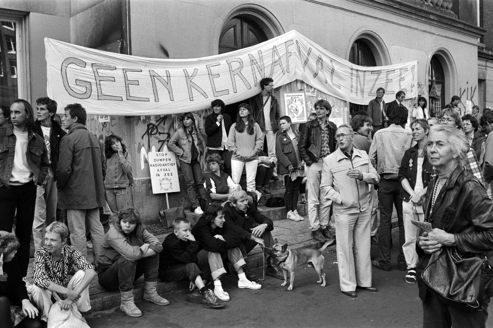 Demonstratie Greenpeace tegen dumpen kernafval (voor Paleis van Justitie, Amster, Bestanddeelnr 932-2928
