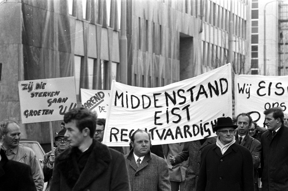 Demonstratie middenstanders in Den Haag , demonstranten borden, Bestanddeelnr 925-1448