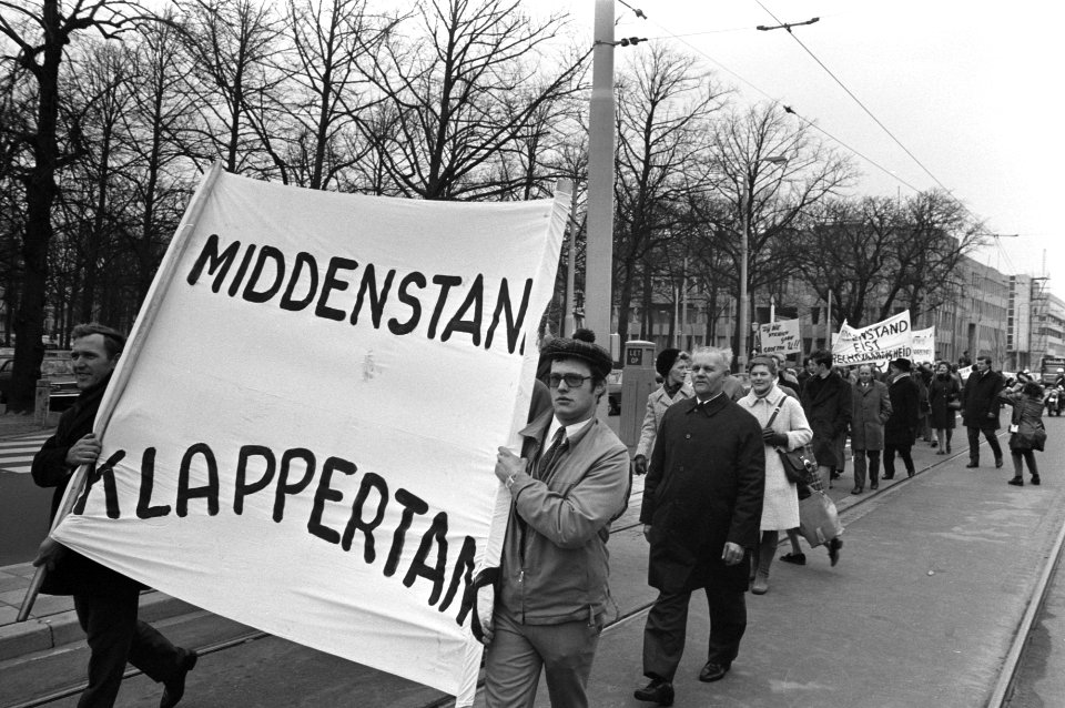 Demonstratie middenstanders in Den Haag , demonstranten borden, Bestanddeelnr 925-1446