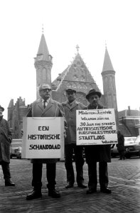 Demonstratie op Binnenhof, tegen statenloosheid Oud Spanje strijders A. Kloostra, Bestanddeelnr 922-1413