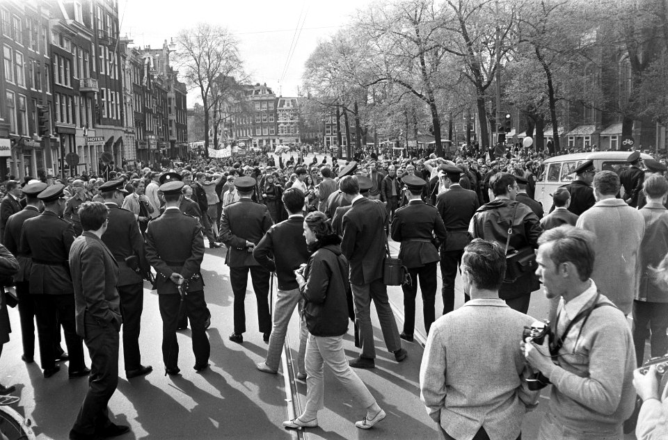Demonstratie in Amsterdam, politie op de Rozengracht wach de demonstranten op, Bestanddeelnr 920-2905