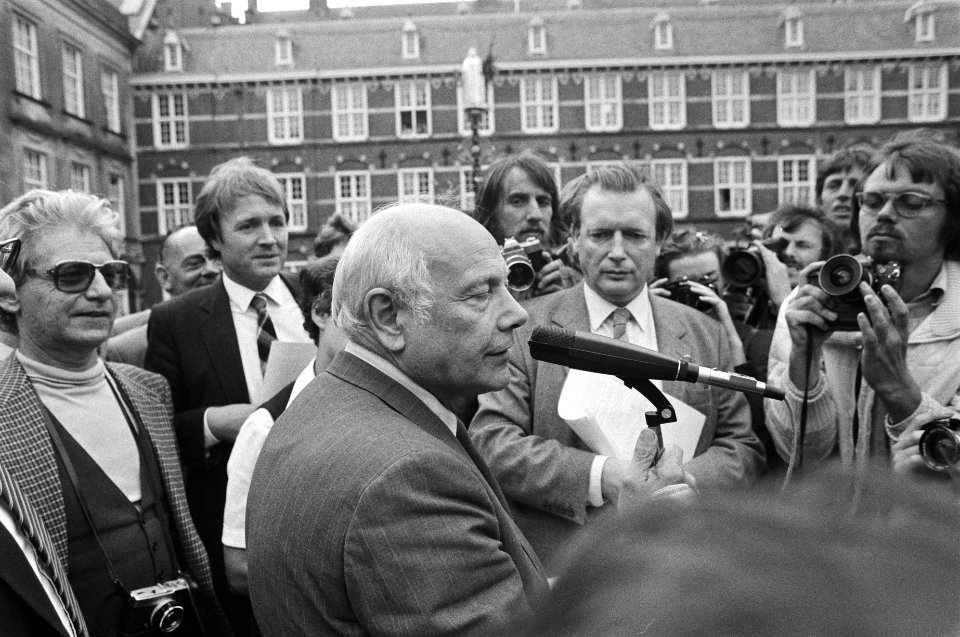 Demonstratie leerkrachten in Den Haag tegen beleid regering, Den Uyl spreekt dem, Bestanddeelnr 931-0543