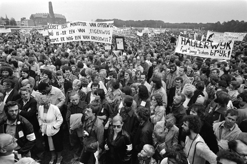 Demonstratie leerkrachten in Den Haag tegen beleid regering, demonstranten op he, Bestanddeelnr 931-0552