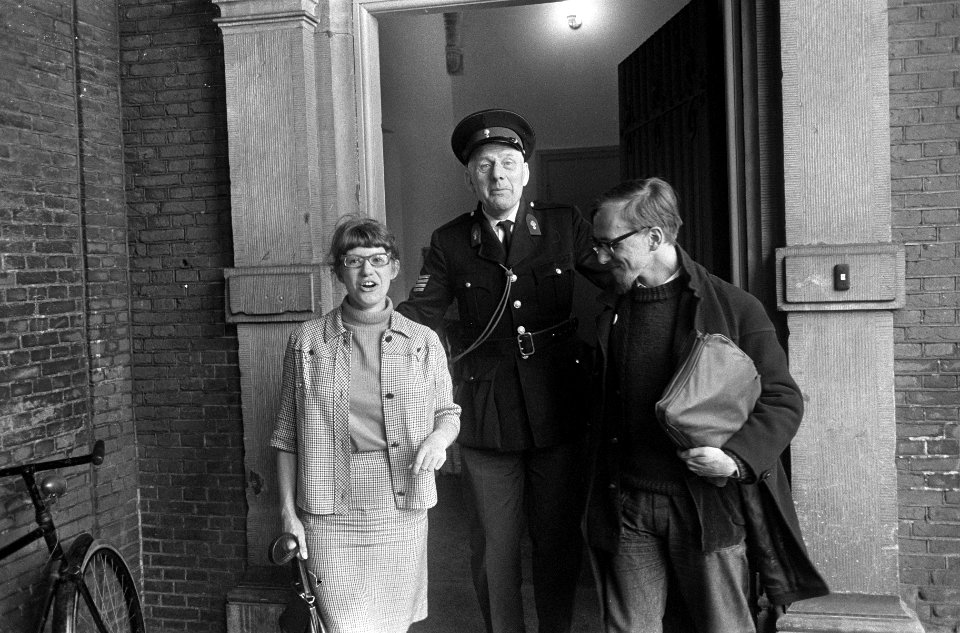 Demonstratie Leidse Studenten bij Eerste Kamer te Den Haag , twee demonstranten , Bestanddeelnr 919-2308