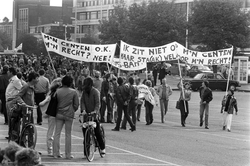 Demonstratie leerkrachten, onderwijsstaking, optocht in Amsterdam naar het stati, Bestanddeelnr 931-0541