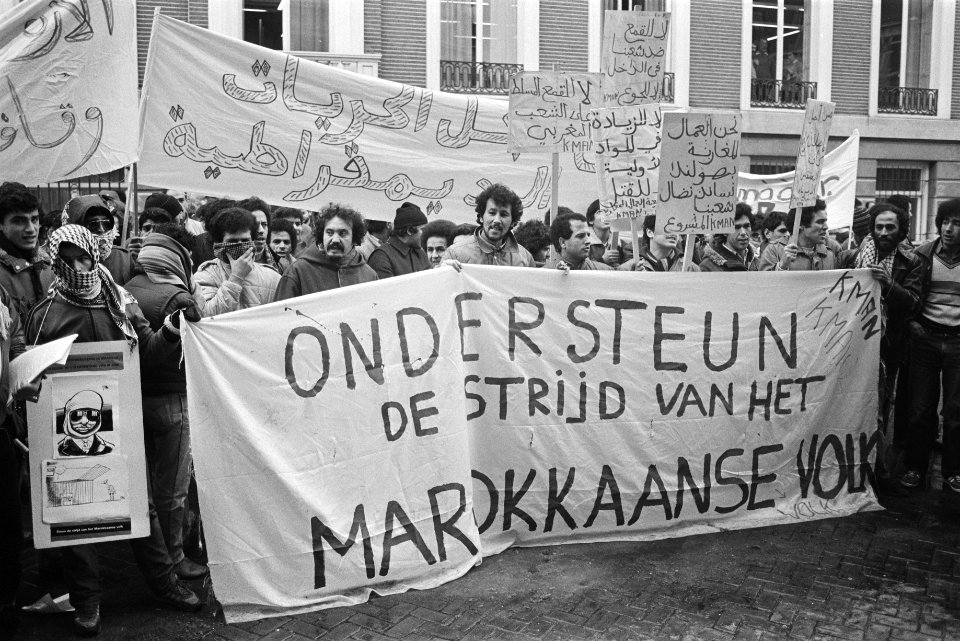 Demonstratie Marokkanen bij Marokkaanse ambassade in Den Haag tegen bloedbad tij, Bestanddeelnr 932-8438