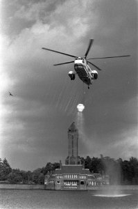 Demonstratie met helikopter voor bosbrand op Hoge Veluwe helikopter boven brand, Bestanddeelnr 925-0583