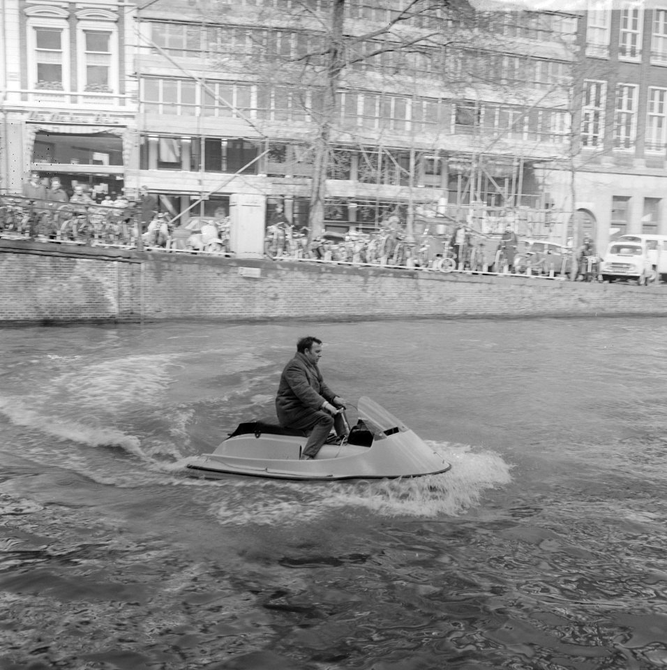 Demonstratie met waterscooter in gracht, Amsterdam, Bestanddeelnr 923-3991