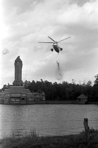 Demonstratie met helikopter voor bosbrand op Hoge Veluwe helikopter boven brand, Bestanddeelnr 925-0581