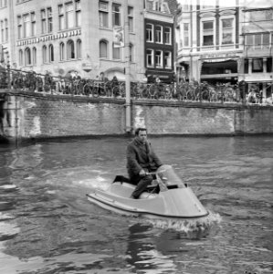 Demonstratie met waterscooter in gracht, Amsterdam, Bestanddeelnr 923-3989
