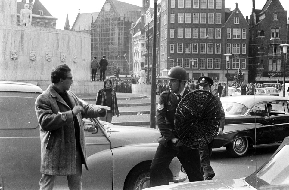 Demonstratie in Amsterdam, politie met wapenstok en schil op de Dam, Bestanddeelnr 920-2904