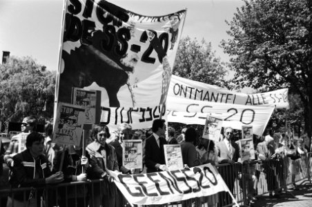 Demonstratie met spandoeken waarop o.a. de tekst Ontmantel alle SS-20 en Geen, Bestanddeelnr 930-2742