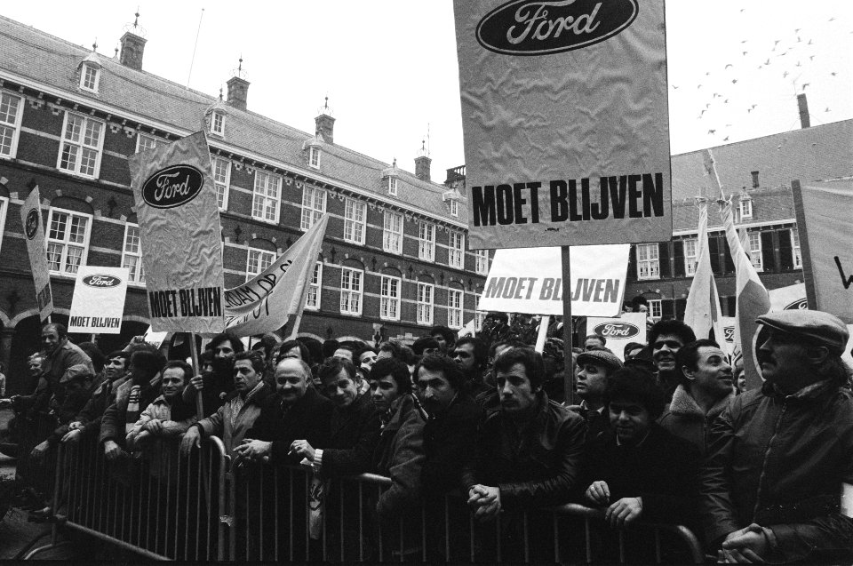 Demonstratie door 1000 werknemers van Amsterdamse Ford-fabriek op Binnenhof tege, Bestanddeelnr 931-3414