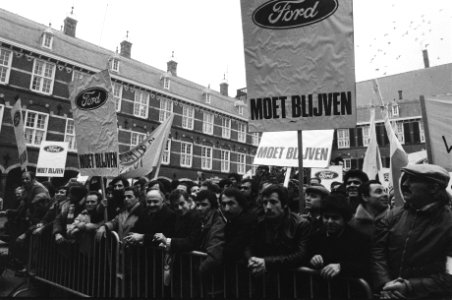 Demonstratie door 1000 werknemers van Amsterdamse Ford-fabriek op Binnenhof tege, Bestanddeelnr 931-3414