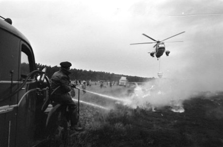 Demonstratie met helikopter voor bosbrand op Hoge Veluwe helikopter boven brand, Bestanddeelnr 925-0587
