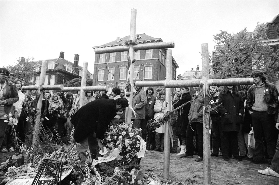 Demonstratie in Amsterdam bij de kruisen op Museumplein de Salvadoraan Raoul Ma, Bestanddeelnr 932-1463