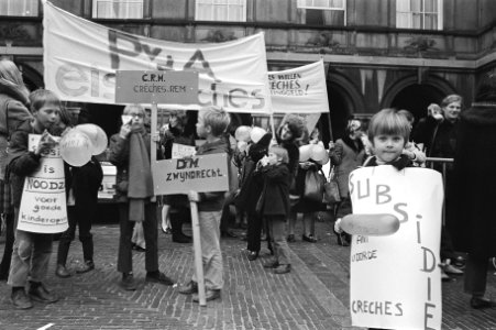 Demonstratie Dolle Mina tegen uitblijven creches op Binnenhof, Den Haag Dolle, Bestanddeelnr 924-0213