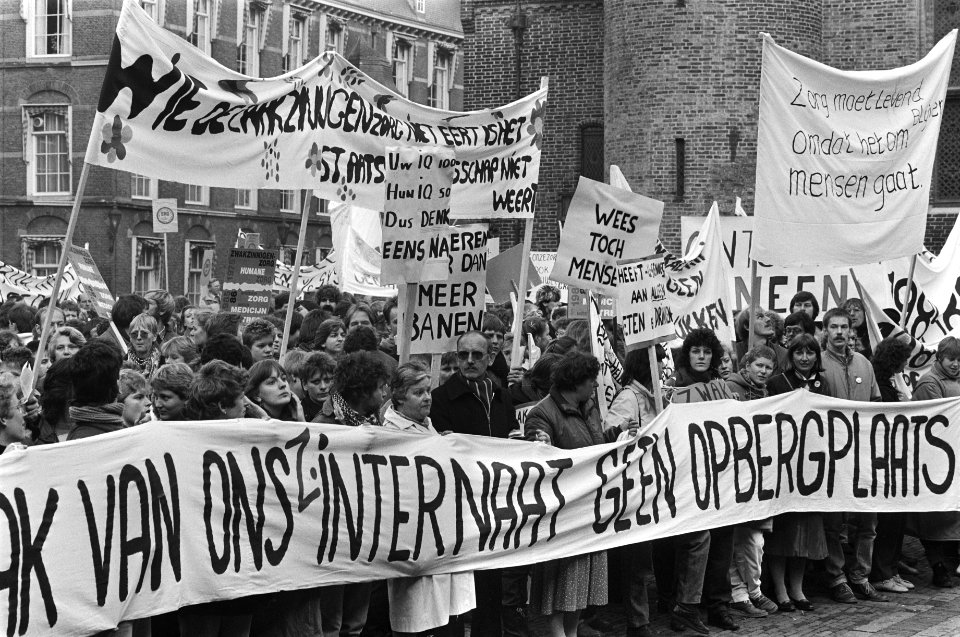 Demonstratie op Binnenhof tegen aangekondigde bezuinigingen in zwakzinnigenzorg, Bestanddeelnr 933-1526