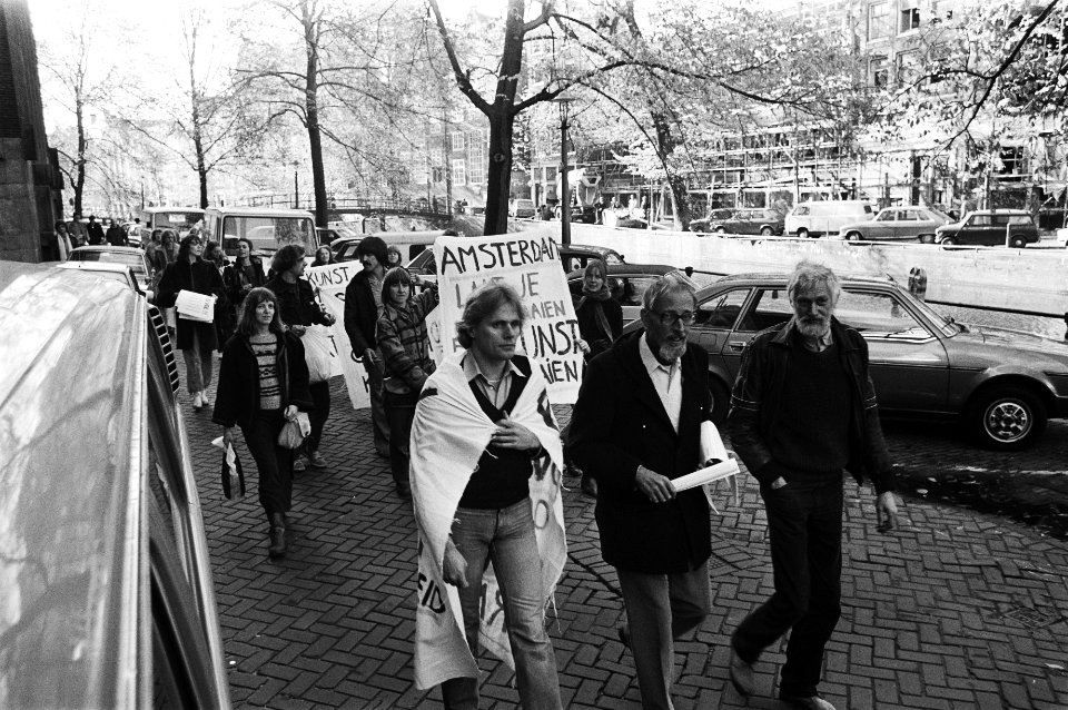 Demonstratie door beeldende kunstenaars i.v.m. een bezetting in Amsterdam. Op sp, Bestanddeelnr 930-5205