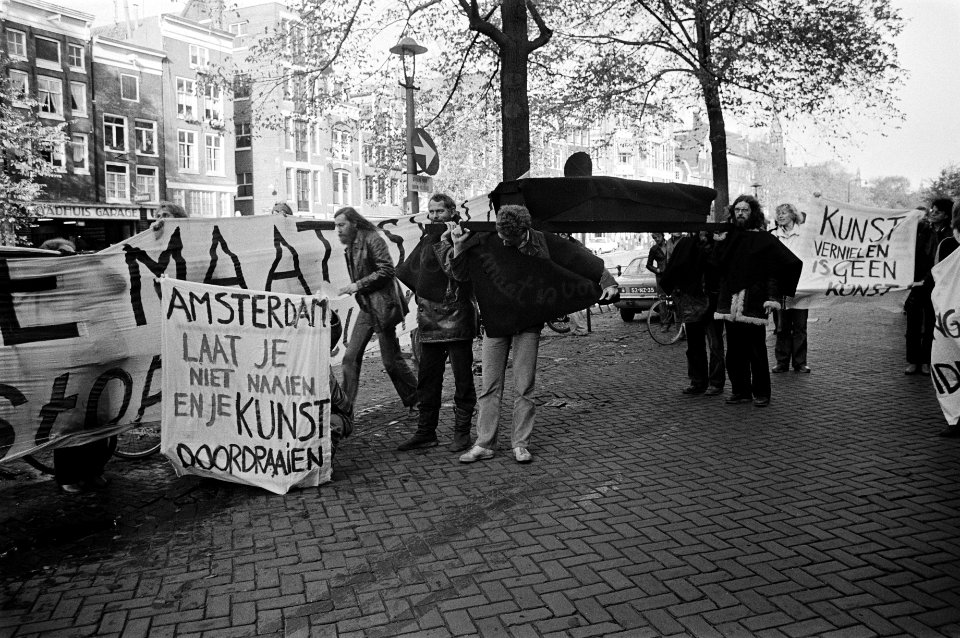 Demonstratie door beeldende kunstenaars i.v.m. een bezetting in Amsterdam. Een s, Bestanddeelnr 930-5204