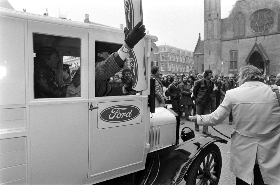 Demonstratie door 1000 werknemers van Amsterdamse Ford-fabriek op Binnenhof tegen evt. sluiting, Bestanddeelnr 931-3413