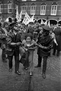 Demonstratie en hoorzitting over Veronica in Den Haag , gewond meisje wordt wegg, Bestanddeelnr 926-3573