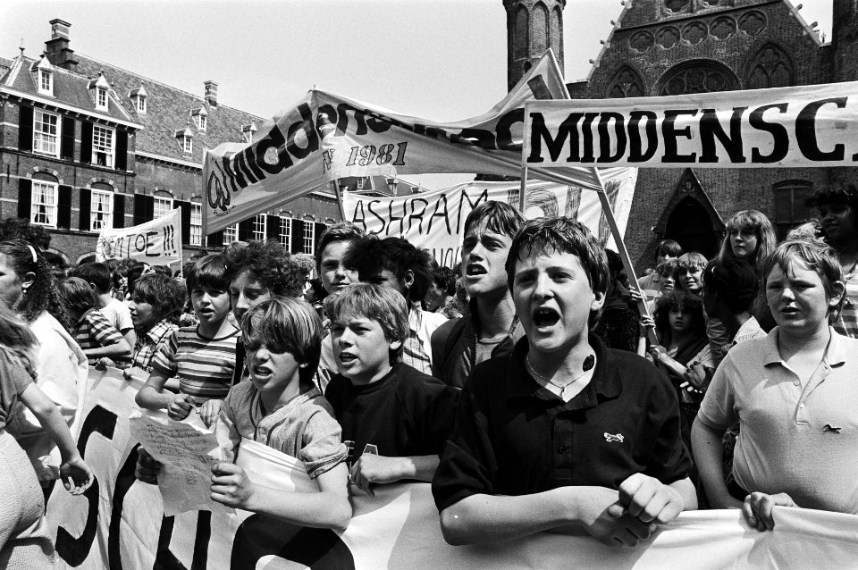 Demonstratie door leerlingen van Middenschool op het Binnenhof in Den Haag, Bestanddeelnr 931-4825