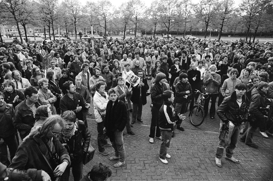 Demonstratie in Amsterdam bij de kruisen op Museumplein demonstranten bij de kr, Bestanddeelnr 932-1465