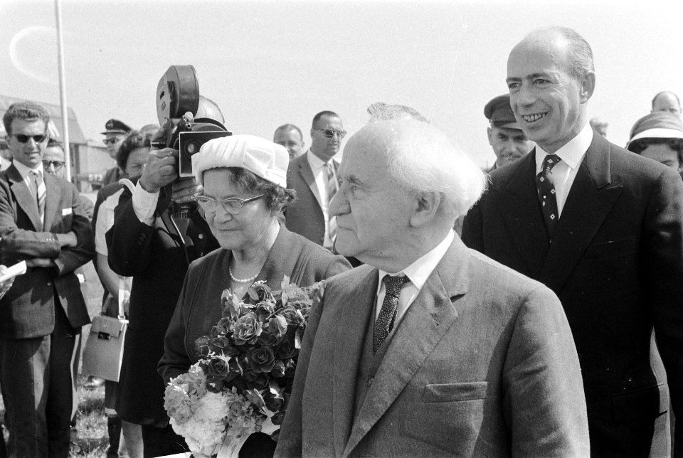 David Ben Goerion met echtgenote arriveert op Ypenburg, Bestanddeelnr 911-3574