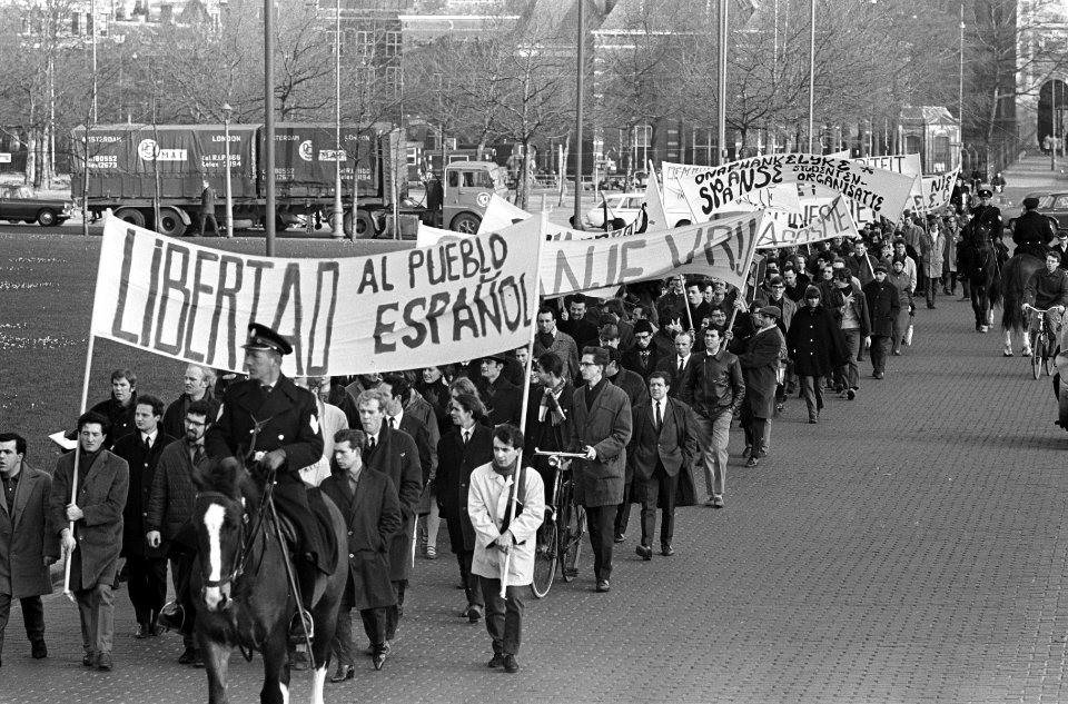 Demonstratie in Amsterdam, met spandoeken trokken demonstranten door stad, Bestanddeelnr 920-0424