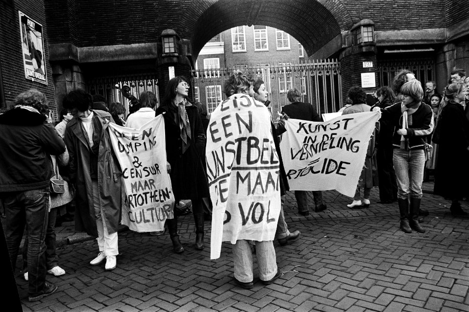 Demonstratie door beeldende kunstenaars in Amsterdam voor het hek van het stadhu, Bestanddeelnr 930-5207