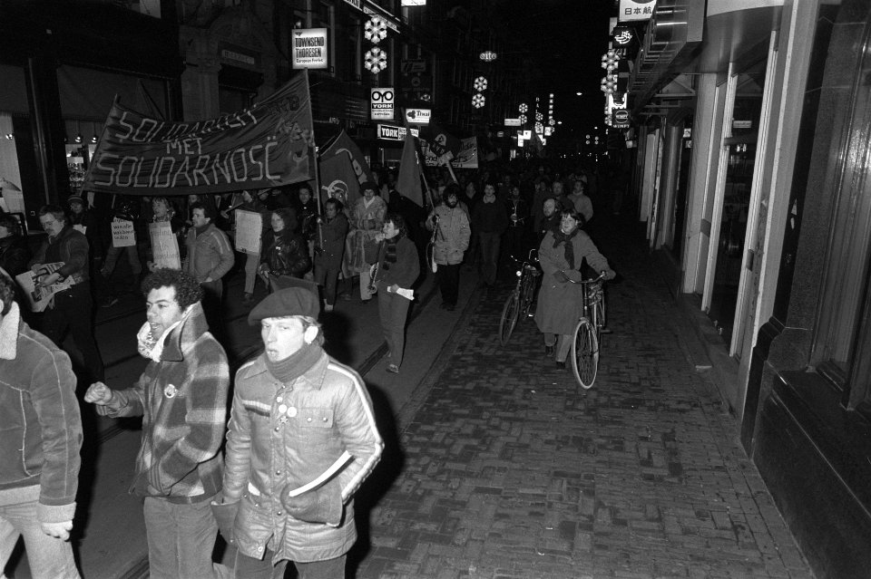 Demonstratie in Amsterdam door honderden mensen tegen staat van beleg in Polen, Bestanddeelnr 931-8573